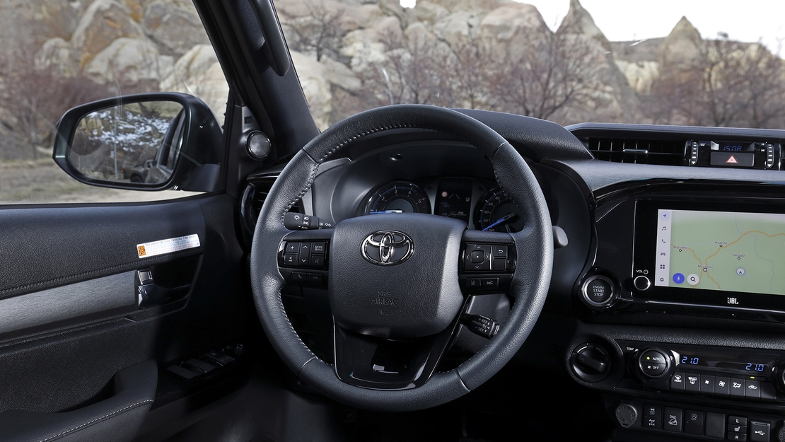 Hilux-Hybrid-48V-interieur-stuur-dashboard