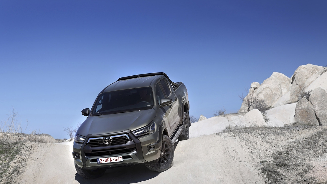 Hilux-Hybrid-48V-dynamic-vooraanzicht