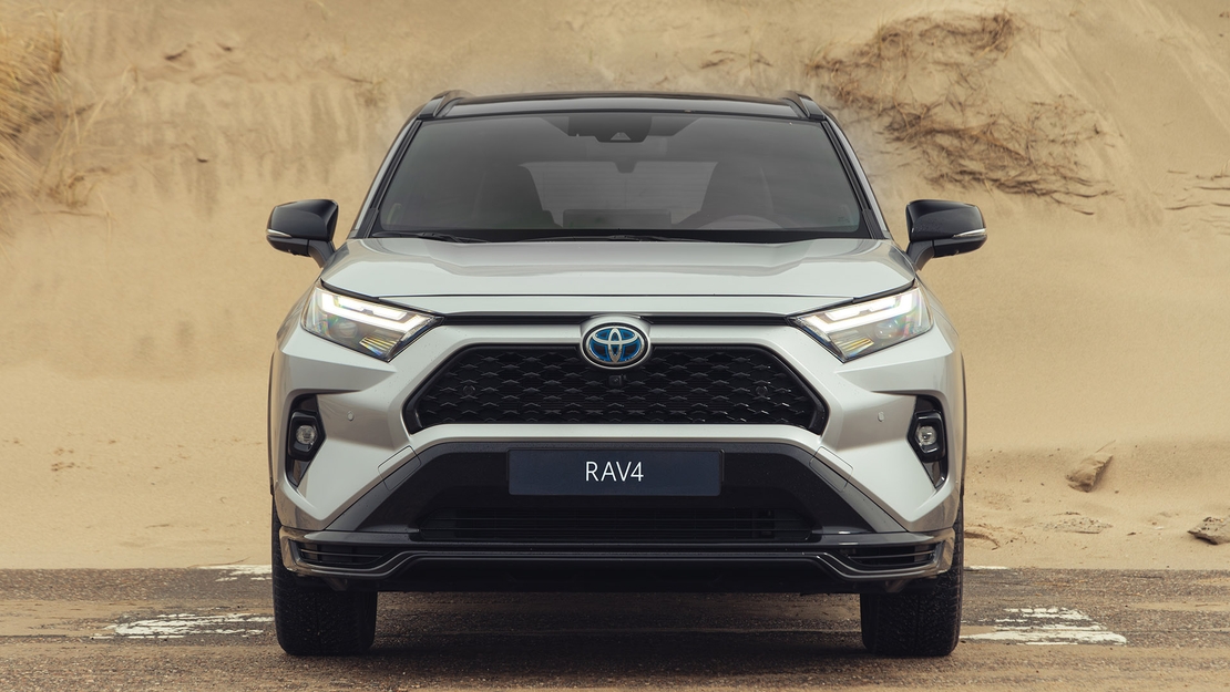 RAV4-Zilvergrijs-exterieur-voorkant-recht-aanzicht-strand