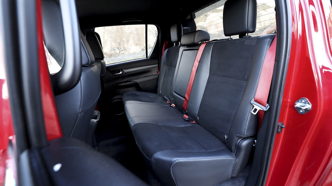 Hilux-GR-SPORT-interieur-stoelen