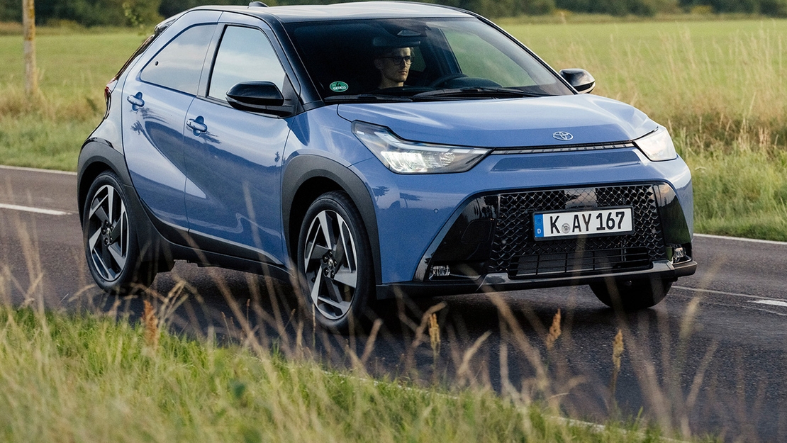 toyota-aygo-x-2025-exterieur-driekwart--linksvoor-autozine