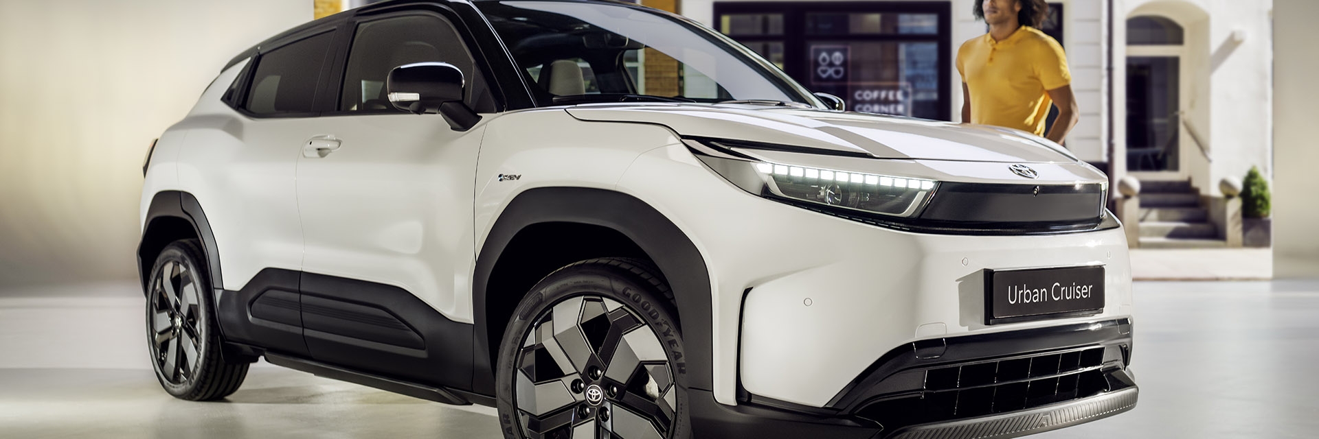 Toyota-Urban-Cruiser-exterieur-driekwart-voor-wit-studio-greenscreen-man