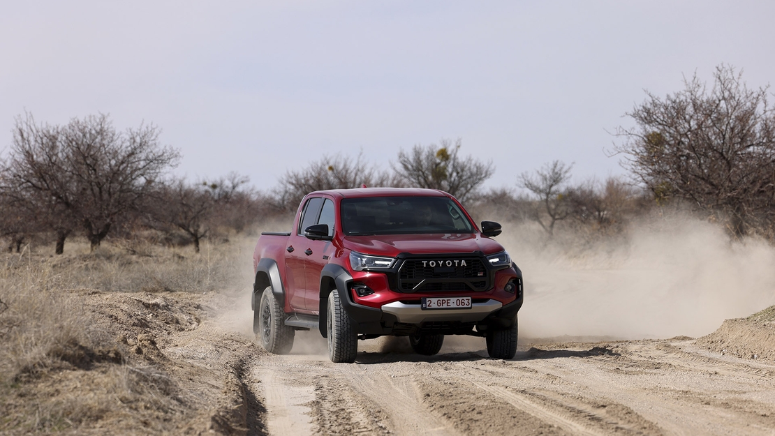 Hilux-GR-SPORT-exterieur-stilstaand-rechter-vooraanzicht