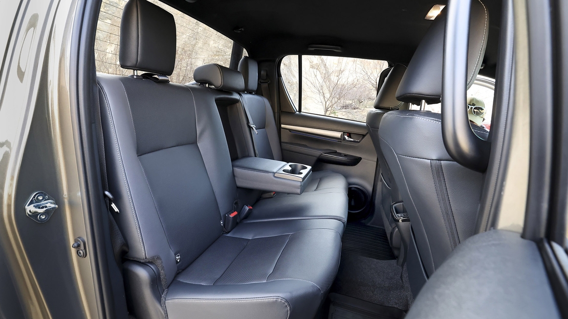 Hilux-Hybrid-48V-interieur-stoelen