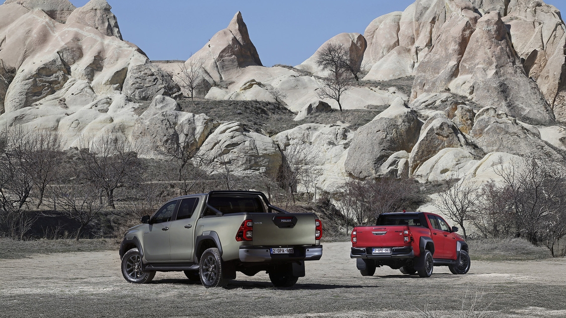 Hilux-combo-Hybrid-48V-GR-SPORT-exterieur-stilstaand-achterkant-zijaanzichten