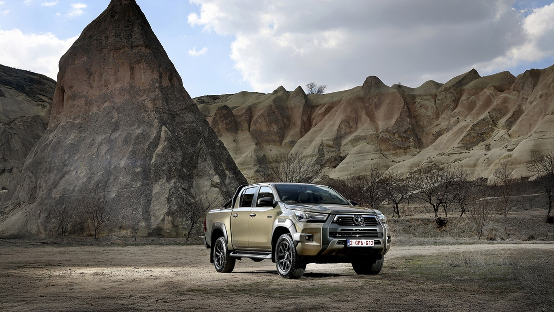 Hilux-Hybrid-48V-exterieur-stilstaand-rechter-vooraanzicht