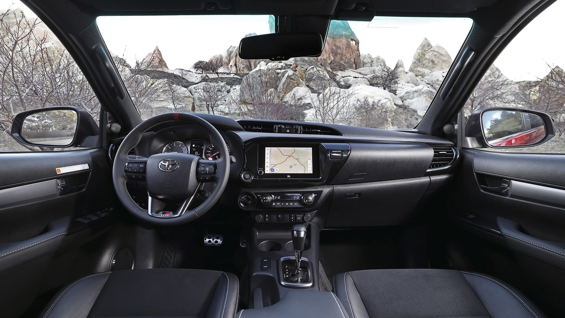 Hilux-GR-SPORT-interieur-dashboard-stoelen-stuur