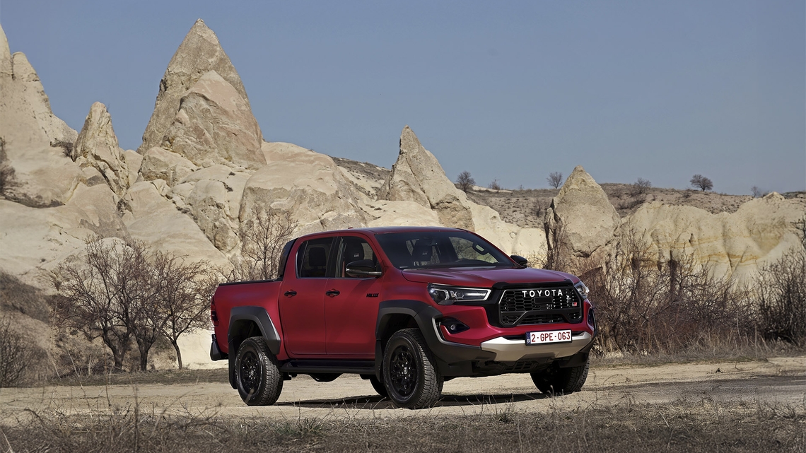 Hilux-GR-SPORT-exterieur-stilstaand-rechter-zijaanzicht