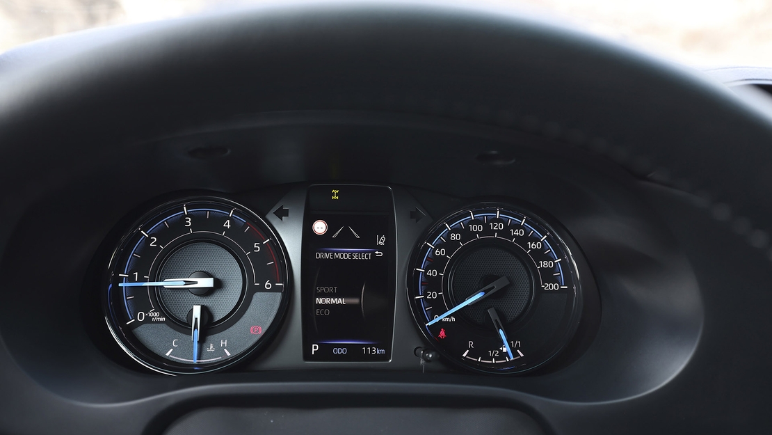 Hilux-Hybrid-48V-interieur-close-up-dashboard